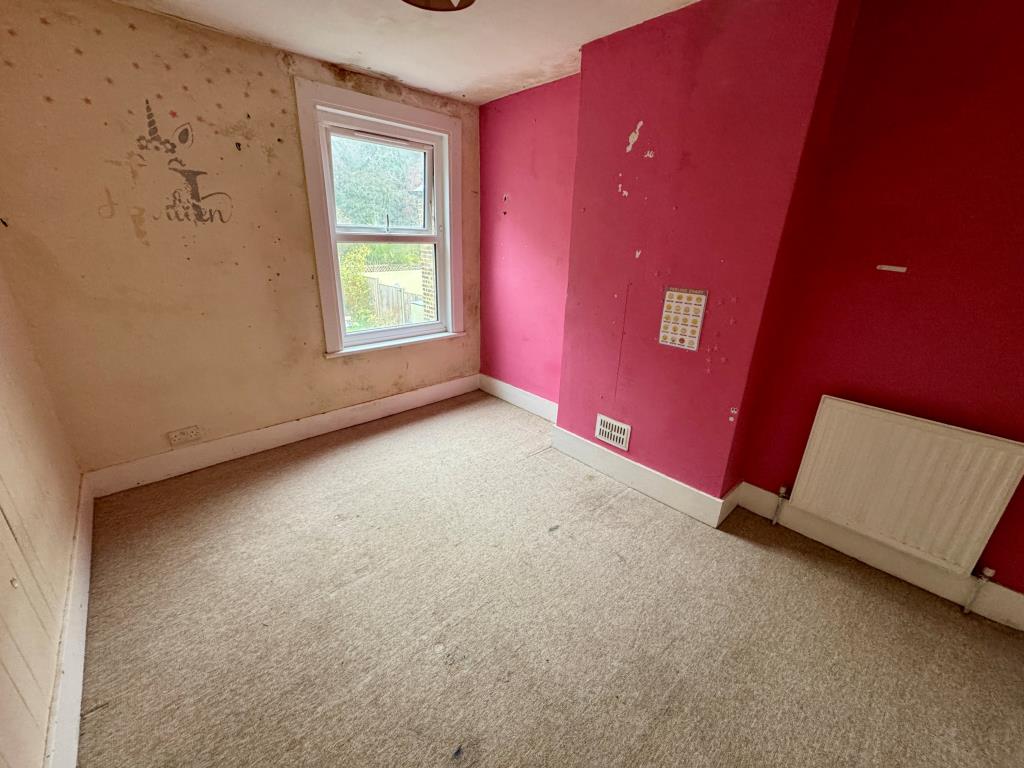 Lot: 92 - BAY FRONTED TERRACE HOUSE FOR IMPROVEMENT - Bedroom 2